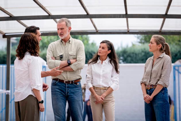 The King and Queen Visit Evacuees from the Western Mountain Range Fire in Villamanta, Madrid The King and Queen, King Felipe VI and Queen Letizia, accompanied by the president of the Community of Madrid, Isabel Díaz Ayuso i, the vice president of the Government and minister for Ecological Transition and the Demographic Challenge, Sara Aagesen d, and the mayor of Villamanta, Mariano Núnez 2i, during their visit to those evacuated due to the fire in the western mountains at the La Chopera sports center on July 26, 2026, in Villamanta, Madrid, Spain. The Royal Couple visited the sports center to assess the situation of those affected, show their support for the displaced families, and thank the volunteers who are helping with care and assista  Copyright: xA.xPÃ rezxMecax 7688663