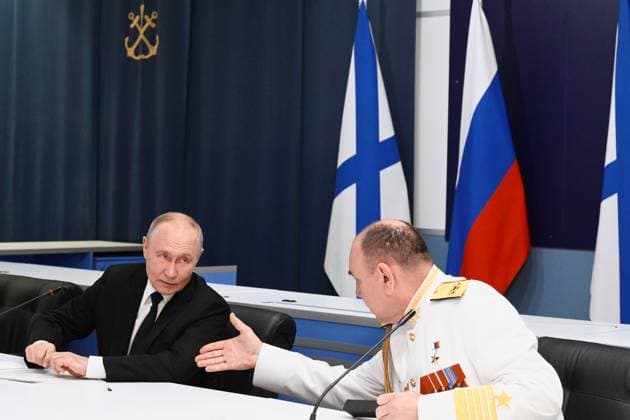 Russia Putin North Western Federal District 9212157 26.07.2026 Russian President Vladimir Putin and Commander-in-Chief of the Russian Navy Admiral Alexander Moiseev attend a meeting with military commanders on Navy Day at the Admiralty headquarters in St. Petersburg, Russia. Alexei Danichev Sputnik St. Petersburg Russia  Copyright: xAlexeixDanichevx
