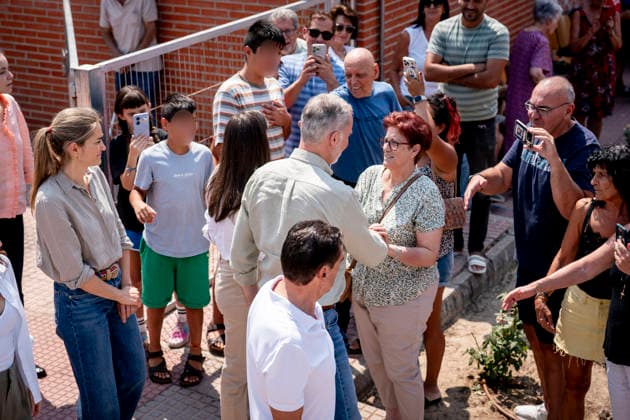The King and Queen Visit Evacuees from the Western Mountain Range Fire in Villamanta, Madrid The King and Queen, King Felipe VI and Queen Letizia, accompanied by the Vice President of the Government and Minister for Ecological Transition and the Demographic Challenge, Sara Aagesen i, visited those evacuated due to the fire in the western mountains at the La Chopera sports center on July 26, 2026, in Villamanta, Madrid, Spain. The King and Queen visited the sports center to assess the situation of those affected, show their support for the displaced families, and thank the volunteers who are helping with care and assistance. The Madrid municipality of Villamanta is hosting residents evacuated from Villa del Prado, Aldea del Fresno, and othe  Copyright: xA.xPÃ rezxMecax 7688675