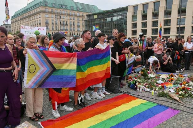 Berlin, Deutschland, 26.07.2026: Pariser Platz: Demo aus Protest gegen den Anschlag auf den CSD: Keine 24 Stunden nachdem ein Auto in eine Menschenmenge gefahren ist, haben sich Menschen vor dem Bandenburger Tor versammelt, um ihrem Protest Ausdruck zu verleihen. *** Berlin, Germany, July 26, 2026: Protest at Pariser Platz against the attack on the CSD. Less than 24 hours after a car plowed into a crowd, people gathered in front of the Brandenburg Gate to voice their protest. Copyright: xdtsxNachrichtenagenturx dts_128561