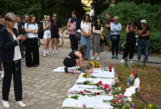 German Federal Minister of the Interior visits the scene of the incident in Berlin BERLIN, GERMANY - JULY 26: People pay their respect at the scene of the incident in Berlin, Germany, on July 26, 2026. Several people were injured after a vehicle drove into a crowd during the Christopher Street Day (CSD) Pride parade in central Berlin, according to local media reports. At least one person was killed and 15 others were injured in the vehicle collision, according to local media reports. Police and emergency services responded to the scene, while organizers ended the parade in the affected area. Volodymyr Sindieiev Anadolu Berlin Germany. Editorial use only. Please get in touch for any other usage.  Copyright: x2026xAnadoluxVolodymyrxSindieievx