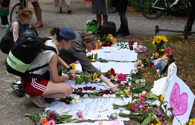 German Federal Minister of the Interior visits the scene of the incident in Berlin BERLIN, GERMANY – JULY 26: People pay their respect at the scene of the incident in Berlin, Germany, on July 26, 2026. Several people were injured after a vehicle drove into a crowd during the Christopher Street Day (CSD) Pride parade in central Berlin, according to local media reports. At least one person was killed and 15 others were injured in the vehicle collision, according to local media reports. Police and emergency services responded to the scene, while organizers ended the parade in the affected area. Volodymyr Sindieiev Anadolu Berlin Germany. Editorial use only. Please get in touch for any other usage.  Copyright: x2026xAnadoluxVolodymyrxSindieievx