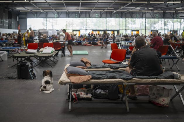 Bordeaux Exhibition Centre Shelters Evacuees from Wildfires BORDEAUX, FRANCE - JULY 26 : The Parc des Expositions de Bordeaux-Lac, located on Cours Jules Ladoumegue, serves as one of the main reception centers for people evacuated due to severe wildfires affecting the Gironde department in southwestern France, providing temporary accommodation, basic services, and logistical support through Gate M as firefighters continue efforts to contain the blaze on July 26, 2026 in Bordeaux, France. Authorities have urged residents to follow official instructions until the situation is brought under control in Bordeaux. Lorena Sopena Lopez Anadolu Bordeaux France. Editorial use only. Please get in touch for any other usage.  Copyright: x2026xAnadoluxLorenaxSopenaxLopezx