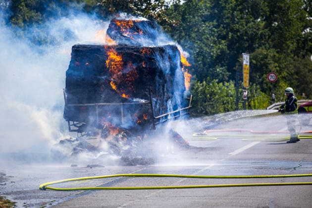 Strohballen fangen auf Anhänger Feuer Landwirt koppelt Traktor ab Flammen greifen auf Vegetation über Am 26.07.2026 geriet auf der L3114 zwischen Groß-Zimmern und Dieburg ein mit Strohquaderballen beladener Anhänger eines Traktors in Brand. Ein Landwirt koppelte nach Hinweisen von Autofahrern den Traktor ab und alarmierte die Feuerwehr, während der Brand auf die gesamte Ladung übergriff. Durch starken Wind breitete sich das Feuer zusätzlich auf einen Grünstreifen und angrenzende Vegetation aus, die Polizei sperrte die Landstraße. Die Feuerwehr Dieburg löschte den Brand mit Unterstützung der Feuerwehr Groß-Zimmern, laut Landwirt liegt eine natürliche Selbstentzündung nahe. Menschen wurden nicht verletzt. Dieburg L3114 H
