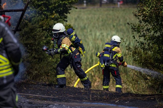 Strohballen fangen auf Anhänger Feuer Landwirt koppelt Traktor ab Flammen greifen auf Vegetation über Am 26.07.2026 geriet auf der L3114 zwischen Groß-Zimmern und Dieburg ein mit Strohquaderballen beladener Anhänger eines Traktors in Brand. Ein Landwirt koppelte nach Hinweisen von Autofahrern den Traktor ab und alarmierte die Feuerwehr, während der Brand auf die gesamte Ladung übergriff. Durch starken Wind breitete sich das Feuer zusätzlich auf einen Grünstreifen und angrenzende Vegetation aus, die Polizei sperrte die Landstraße. Die Feuerwehr Dieburg löschte den Brand mit Unterstützung der Feuerwehr Groß-Zimmern, laut Landwirt liegt eine natürliche Selbstentzündung nahe. Menschen wurden nicht verletzt. Dieburg L3114 H