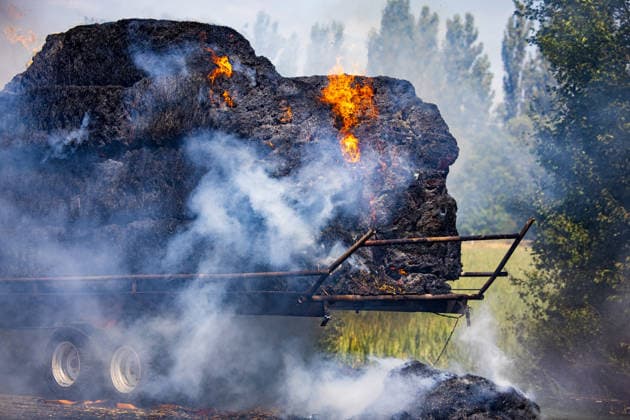 Strohballen fangen auf Anhänger Feuer Landwirt koppelt Traktor ab Flammen greifen auf Vegetation über Am 26.07.2026 geriet auf der L3114 zwischen Groß-Zimmern und Dieburg ein mit Strohquaderballen beladener Anhänger eines Traktors in Brand. Ein Landwirt koppelte nach Hinweisen von Autofahrern den Traktor ab und alarmierte die Feuerwehr, während der Brand auf die gesamte Ladung übergriff. Durch starken Wind breitete sich das Feuer zusätzlich auf einen Grünstreifen und angrenzende Vegetation aus, die Polizei sperrte die Landstraße. Die Feuerwehr Dieburg löschte den Brand mit Unterstützung der Feuerwehr Groß-Zimmern, laut Landwirt liegt eine natürliche Selbstentzündung nahe. Menschen wurden nicht verletzt. Dieburg L3114 H