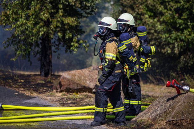 Strohballen fangen auf Anhänger Feuer Landwirt koppelt Traktor ab Flammen greifen auf Vegetation über Am 26.07.2026 geriet auf der L3114 zwischen Groß-Zimmern und Dieburg ein mit Strohquaderballen beladener Anhänger eines Traktors in Brand. Ein Landwirt koppelte nach Hinweisen von Autofahrern den Traktor ab und alarmierte die Feuerwehr, während der Brand auf die gesamte Ladung übergriff. Durch starken Wind breitete sich das Feuer zusätzlich auf einen Grünstreifen und angrenzende Vegetation aus, die Polizei sperrte die Landstraße. Die Feuerwehr Dieburg löschte den Brand mit Unterstützung der Feuerwehr Groß-Zimmern, laut Landwirt liegt eine natürliche Selbstentzündung nahe. Menschen wurden nicht verletzt. Dieburg L3114 H
