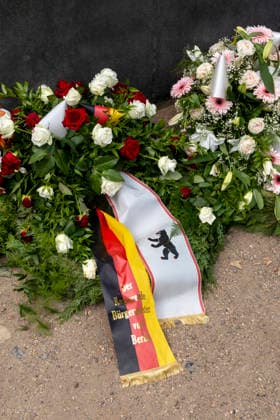 Blumen und Kraenze liegen am Denkmal fuer die im Nationalsozialismus verfolgten Homosexuellen zum Gedenken an die Opfer des gestrigen Anschlags auf den CSD im Berliner Tiergarten (Foto vom 26.07.2026). Nach der Todesfahrt beim Berliner CSD gehen die Sicherheitsbehoerden von einem islamistisch motivierten Anschlag aus. Nach dem polizeibekannten Tatverdaechtigen wird gefahndet. Politik und Gesellschaft sind entsetzt ueber die Gewalttat. Bei dem Anschlag wurden nach Polizeiangaben am Samstagabend gegen 22 Uhr im Berliner Tiergarten mehrere Menschen durch ein fahrendes Fahrzeug und mehrere Personen durch Stichwerkzeuge verletzt. Bundesinnenminister Alexander Dobrindt sprach von einem Todesopfer und insgesamt 29 Verletzten, einige davon schwer. Copyright: epd-bild RolfxZoellner _DSF6925