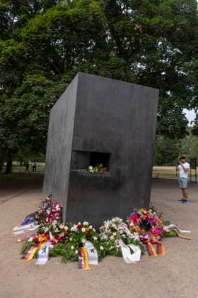 Blumen und Kraenze liegen am Denkmal fuer die im Nationalsozialismus verfolgten Homosexuellen zum Gedenken an die Opfer des gestrigen Anschlags auf den CSD im Berliner Tiergarten (Foto vom 26.07.2026). Nach der Todesfahrt beim Berliner CSD gehen die Sicherheitsbehoerden von einem islamistisch motivierten Anschlag aus. Nach dem polizeibekannten Tatverdaechtigen wird gefahndet. Politik und Gesellschaft sind entsetzt ueber die Gewalttat. Bei dem Anschlag wurden nach Polizeiangaben am Samstagabend gegen 22 Uhr im Berliner Tiergarten mehrere Menschen durch ein fahrendes Fahrzeug und mehrere Personen durch Stichwerkzeuge verletzt. Bundesinnenminister Alexander Dobrindt sprach von einem Todesopfer und insgesamt 29 Verletzten, einige davon schwer. Copyright: epd-bild RolfxZoellner _DSF6927