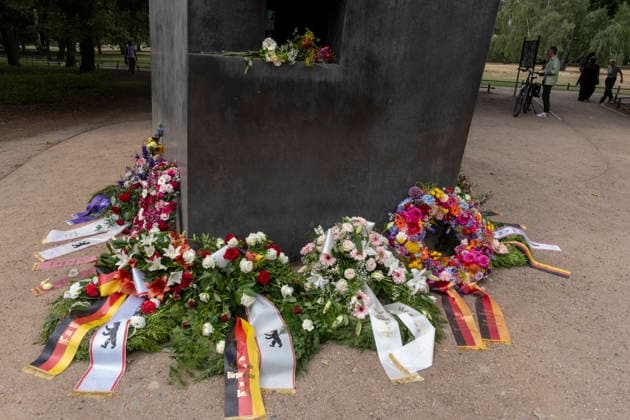 Blumen und Kraenze liegen am Denkmal fuer die im Nationalsozialismus verfolgten Homosexuellen zum Gedenken an die Opfer des gestrigen Anschlags auf den CSD im Berliner Tiergarten (Foto vom 26.07.2026). Nach der Todesfahrt beim Berliner CSD gehen die Sicherheitsbehoerden von einem islamistisch motivierten Anschlag aus. Nach dem polizeibekannten Tatverdaechtigen wird gefahndet. Politik und Gesellschaft sind entsetzt ueber die Gewalttat. Bei dem Anschlag wurden nach Polizeiangaben am Samstagabend gegen 22 Uhr im Berliner Tiergarten mehrere Menschen durch ein fahrendes Fahrzeug und mehrere Personen durch Stichwerkzeuge verletzt. Bundesinnenminister Alexander Dobrindt sprach von einem Todesopfer und insgesamt 29 Verletzten, einige davon schwer. Copyright: epd-bild RolfxZoellner _DSF6930