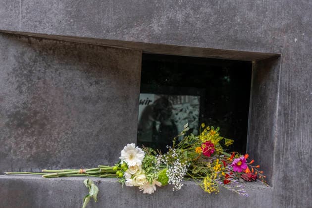Blumen und Kraenze liegen am Denkmal fuer die im Nationalsozialismus verfolgten Homosexuellen zum Gedenken an die Opfer des gestrigen Anschlags auf den CSD im Berliner Tiergarten (Foto vom 26.07.2026). Nach der Todesfahrt beim Berliner CSD gehen die Sicherheitsbehoerden von einem islamistisch motivierten Anschlag aus. Nach dem polizeibekannten Tatverdaechtigen wird gefahndet. Politik und Gesellschaft sind entsetzt ueber die Gewalttat. Bei dem Anschlag wurden nach Polizeiangaben am Samstagabend gegen 22 Uhr im Berliner Tiergarten mehrere Menschen durch ein fahrendes Fahrzeug und mehrere Personen durch Stichwerkzeuge verletzt. Bundesinnenminister Alexander Dobrindt sprach von einem Todesopfer und insgesamt 29 Verletzten, einige davon schwer. Copyright: epd-bild RolfxZoellner _DSF6933