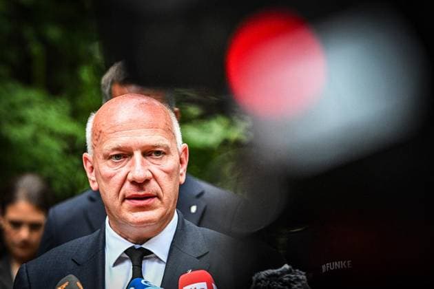 Anschag in Berlin Auto rast in Menschenmenge - CSD in Berlin ** NUR FÜR REDAKTIONELLE ZWECKE ** EDITORIAL USE ONLY **<p>Kai Wegner (CDU), Regierender Bürgermeister von Berlin, spricht zur Presse. Alexander Dobrindt (CSU, r), Bundesinnenminister, und Barbara Slowik Meisel (3.v.l), Polizeipräsidentin der Polizei Berlin, nehmen ebenfalls am Statement teil. Am Rande des Christopher Street Day in Berlin war das Fahrzeug in eine Menschenmenge gefahren. Dabei wurde eine Frau getötet, 16 weitere Menschen verletzt, zum Teil schwer. , fotografiert am 26.07.2026 in Berlin. Berlin Berlin Berlin Copyright: MaurizioxGambarini *** Incident in Berlin: Car Plows Into Crowd at CSD in Berlin ** FOR EDITORIAL USE ONLY ** EDITORIAL USE ONLY ** p Kai Wegner Copyright: MaurizioxGambarini doc86vvi1usaep1gxwwkic9 ,EDITORIAL USE ONLY