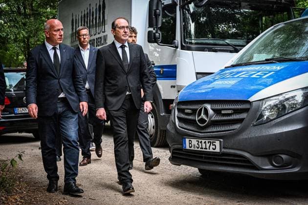 Anschag in Berlin Auto rast in Menschenmenge - CSD in Berlin ** NUR FÜR REDAKTIONELLE ZWECKE ** EDITORIAL USE ONLY **<p>Alexander Dobrindt (CSU,r), Bundesinnenminister, spricht nahe dem Bereich, wo ein Fahrzeug einen Baum gerammt hatte, zur Presse. Hinter ihm steht unter anderem Kai Wegner (CDU, l), Regierender Bürgermeister von Berlin. Am Rande des Christopher Street Day in Berlin war das Fahrzeug in eine Menschenmenge gefahren. Dabei wurde eine Frau getötet, 16 weitere Menschen verletzt, zum Teil schwer, fotografiert am 26.07.2026 in Berlin. Berlin Berlin Berlin Copyright: MaurizioxGambarini *** Anschag in Berlin: Car Plows Into Crowd at CSD in Berlin ** FOR EDITORIAL USE ONLY ** EDITORIAL USE ONLY ** p Alexander Dobrindt (CSU, right), Copyright: MaurizioxGambarini doc86vvi25qmol15fqadr37 ,EDITORIAL USE ONLY
