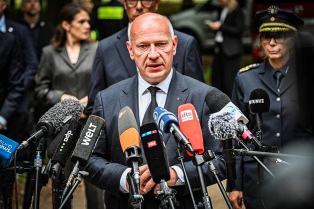 Anschag in Berlin Auto rast in Menschenmenge - CSD in Berlin ** NUR FÜR REDAKTIONELLE ZWECKE ** EDITORIAL USE ONLY **<p>Kai Wegner (CDU), Regierender Bürgermeister von Berlin, spricht zur Presse. Alexander Dobrindt (CSU, r), Bundesinnenminister, und Barbara Slowik Meisel (3.v.l), Polizeipräsidentin der Polizei Berlin, nehmen ebenfalls am Statement teil. Am Rande des Christopher Street Day in Berlin war das Fahrzeug in eine Menschenmenge gefahren. Dabei wurde eine Frau getötet, 16 weitere Menschen verletzt, zum Teil schwer. , fotografiert am 26.07.2026 in Berlin. Berlin Berlin Berlin Copyright: MaurizioxGambarini *** Incident in Berlin: Car Plows Into Crowd at CSD in Berlin ** FOR EDITORIAL USE ONLY ** EDITORIAL USE ONLY ** p Kai Wegner Copyright: MaurizioxGambarini doc86vvjwhr0h4nh578p46 ,EDITORIAL USE ONLY