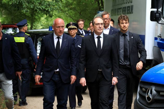 Berlin, Tiergarten, CSD-Demo, Terrorattentat auf den CSD, Berlin Tiergarten, Alexander Dobrindt: Innenminister - Bundesregierung, Kai Wegner Regierende Bürgermeister von Berlin, Berliner Polizeipräsidentin Barbara Slowik Meisel am Tatort Nordphoto *** Berlin, Tiergarten, CSD Parade, Terrorist Attack on the CSD, Berlin Tiergarten, Alexander Dobrindt, Federal Minister of the Interior, Kai Wegner, Governing Mayor of Berlin, Berlin Police Chief Barbara Slowik Meisel at the scene of the crime, Nordphoto Copyright: xNordphotox xEnglerx