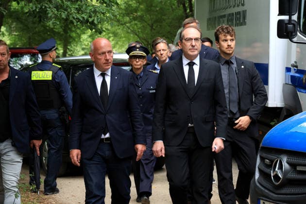 Berlin, Tiergarten, CSD-Demo, Terrorattentat auf den CSD, Berlin Tiergarten, Alexander Dobrindt: Innenminister - Bundesregierung, Kai Wegner Regierende Bürgermeister von Berlin, Berliner Polizeipräsidentin Barbara Slowik Meisel am Tatort Nordphoto *** Berlin, Tiergarten, CSD Parade, Terrorist Attack on the CSD, Berlin Tiergarten, Alexander Dobrindt, Federal Minister of the Interior, Kai Wegner, Governing Mayor of Berlin, Berlin Police Chief Barbara Slowik Meisel at the scene of the crime, Nordphoto Copyright: xNordphotox xEnglerx