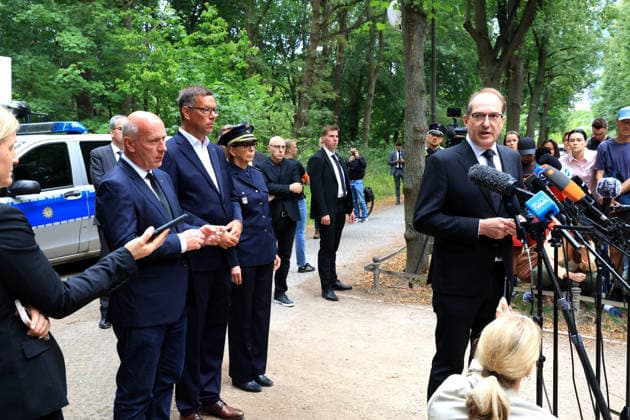 Berlin, Tiergarten, CSD-Demo, Terrorattentat auf den CSD, Berlin Tiergarten, Alexander Dobrindt: Innenminister - Bundesregierung, Kai Wegner Regierende Bürgermeister von Berlin, Berliner Polizeipräsidentin Barbara Slowik Meisel am Tatort Nordphoto *** Berlin, Tiergarten, CSD Parade, Terrorist Attack on the CSD, Berlin Tiergarten, Alexander Dobrindt, Federal Minister of the Interior, Kai Wegner, Governing Mayor of Berlin, Berlin Police Chief Barbara Slowik Meisel at the scene of the crime, Nordphoto Copyright: xNordphotox xEnglerx