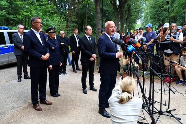 Berlin, Tiergarten, CSD-Demo, Terrorattentat auf den CSD, Berlin Tiergarten, Alexander Dobrindt: Innenminister - Bundesregierung, Kai Wegner Regierende Bürgermeister von Berlin, Berliner Polizeipräsidentin Barbara Slowik Meisel am Tatort Nordphoto *** Berlin, Tiergarten, CSD Parade, Terrorist Attack on the CSD, Berlin Tiergarten, Alexander Dobrindt, Federal Minister of the Interior, Kai Wegner, Governing Mayor of Berlin, Berlin Police Chief Barbara Slowik Meisel at the scene of the crime, Nordphoto Copyright: xNordphotox xEnglerx