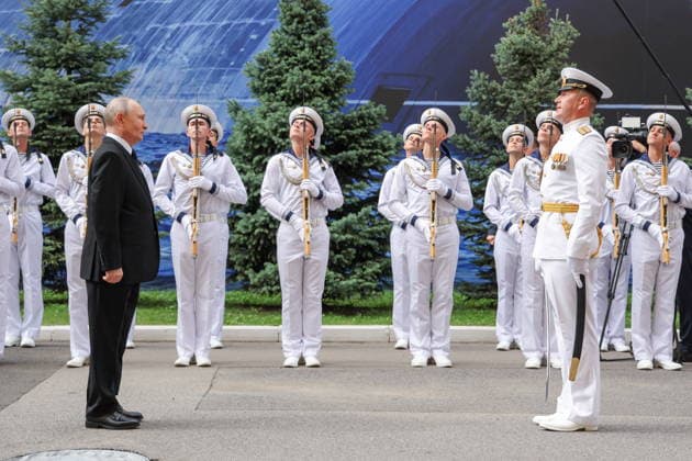 RUSSIA, ST PETERSBURG - JULY 26, 2026: Russia s President Vladimir Putin (L front) is seen during an arrival ceremony at the Admiralty Building on Russian Navy Day. Russian Pre St Petersburg Russia  - ZUMAt113 20260726_zaa_t113_293 Copyright: xVyacheslavxProkofyevx