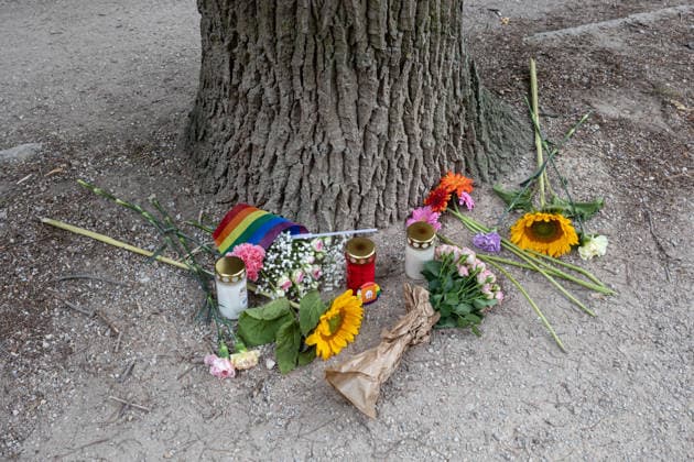 July 26, 2026, Berlin, Germany: Flowers lie beside a tree in Tiergarten park, near the place where a car drove into people close to the route of the CSD Pride parade on the evening of July 25. One person was killed and 16 others were injured. Police continue to investigate the attack and search for the suspected driver. A vehicle drove into a crowd near Berlin s annual Christopher Street Day (CSD) Pride celebrations in Tiergarten on the evening of 25 July, killing one person and injuring 29 others, several of them seriously. The incident prompted the cancellation of one of Europe s largest Pride events as emergency services responded to the scene. German authorities are searching for a 21-year-old suspect and have stated that the investigat  - ZUMAs197 20260726_aaa_s197_014 Copyright: xVasilyxKrestyaninovx
