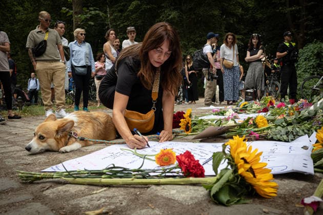 July 26, 2026, Berlin, Germany: A woman lays flowers at a memorial in Tiergarten park, where a car drove into people near the route of the CSD Pride parade on the evening of July 25. One person was killed and 16 others were injured. Police are searching for a suspect in the attack. A vehicle drove into a crowd near Berlin s annual Christopher Street Day (CSD) Pride celebrations in Tiergarten on the evening of 25 July, killing one person and injuring 29 others, several of them seriously. The incident prompted the cancellation of one of Europe s largest Pride events as emergency services responded to the scene. German authorities are searching for a 21-year-old suspect and have stated that the investigation is being conducted as a suspected I - ZUMAs197 20260726_aaa_s197_012 Copyright: xVasilyxKrestyaninovx