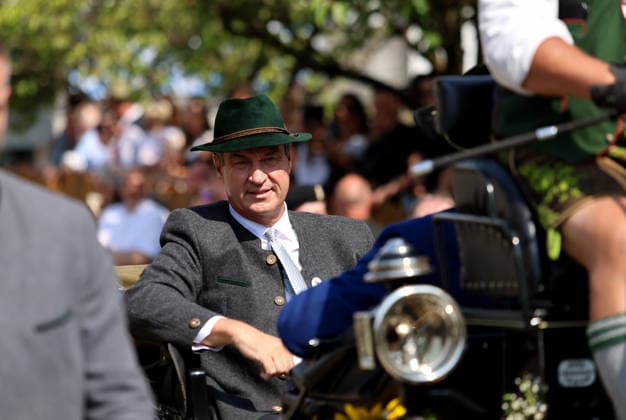 Tutzinger Fischerhochzeit, Tutzing, Umzug, Festumzug am Nachmittag, hier im Bild Markus Söder, Bayerischer Ministerpräsident sitzend in der Kutsche *** Tutzing Fishermen s Wedding, Tutzing, parade, afternoon procession; pictured here is Markus Söder, Minister-President of Bavaria, seated in the carriage