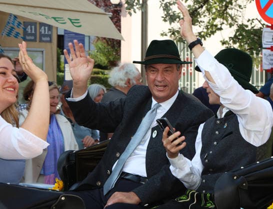 Tutzinger Fischerhochzeit, Tutzing, Umzug, Festumzug am Nachmittag, hier im Bild Markus Söder, Bayerischer Ministerpräsident winkend in der Kutsche *** Tutzing Fishermen s Wedding, Tutzing, parade, afternoon procession; pictured here is Markus Söder, Minister-President of Bavaria, waving from the carriage