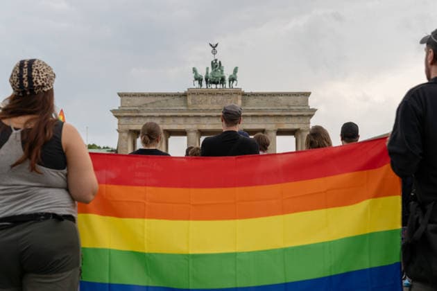 CSD, Berlin, nach dem Terroranschlag CSD, Berlin, nach dem islamischen Terroranschlag, Brandenburger Tor, Gedenkdemonstration Berlin Berlin GER *** CSD, Berlin, after the terrorist attack; CSD, Berlin, after the Islamic terrorist attack; Brandenburg Gate; memorial demonstration; Berlin, Germany