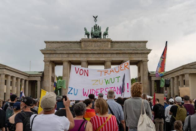 CSD, Berlin, nach dem Terroranschlag CSD, Berlin, nach dem islamischen Terroranschlag, Brandenburger Tor, Gedenkdemonstration Berlin Berlin GER *** CSD, Berlin, after the terrorist attack; CSD, Berlin, after the Islamic terrorist attack; Brandenburg Gate; memorial demonstration; Berlin, Germany