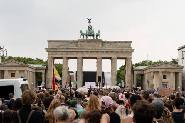 CSD, Berlin, nach dem Terroranschlag CSD, Berlin, nach dem islamischen Terroranschlag, Brandenburger Tor, Gedenkdemonstration Berlin Berlin GER *** CSD, Berlin, after the terrorist attack; CSD, Berlin, after the Islamic terrorist attack; Brandenburg Gate; memorial demonstration; Berlin, Germany
