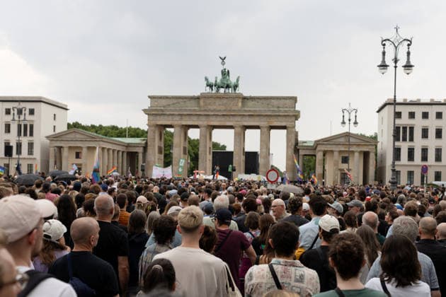 CSD, Berlin, nach dem Terroranschlag CSD, Berlin, nach dem islamischen Terroranschlag, Brandenburger Tor, Gedenkdemonstration Berlin Berlin GER *** CSD, Berlin, after the terrorist attack; CSD, Berlin, after the Islamic terrorist attack; Brandenburg Gate; memorial demonstration; Berlin, Germany