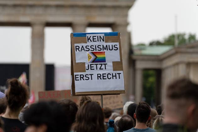 CSD, Berlin, nach dem Terroranschlag CSD, Berlin, nach dem islamischen Terroranschlag, Brandenburger Tor, Gedenkdemonstration Berlin Berlin GER *** CSD, Berlin, after the terrorist attack; CSD, Berlin, after the Islamic terrorist attack; Brandenburg Gate; memorial demonstration; Berlin, Germany