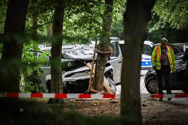 Anschag in Berlin Auto rast in Menschenmenge - CSD in Berlin ** NUR FÜR REDAKTIONELLE ZWECKE ** EDITORIAL USE ONLY **<p>Ein zerstörtes weißes Fahrzeug steht im Bereich des Tiergartens, wo es einen Baum gerammt hatte. Polizisten Untersuchen den Tatort. Am Rande des Christopher Street Day in Berlin war das Fahrzeug in eine Menschenmenge gefahren. Dabei wurde eine Frau getötet, 16 weitere Menschen verletzt., fotografiert am 26.07.2026 in Berlin. Berlin Berlin Berlin Copyright: MaurizioxGambarini *** Berlin: Car Plows Into Crowd at CSD in Berlin ** FOR EDITORIAL USE ONLY ** EDITORIAL USE ONLY ** p A wrecked white vehicle sits in the Tiergarten area, where it had crashed into a tree. Police officers are investigating the scene. On the outski Copyright: MaurizioxGambarini doc86vvuz2pjyd5jj0ir37 ,EDITORIAL USE ONLY