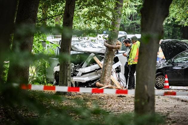 Anschag in Berlin Auto rast in Menschenmenge - CSD in Berlin ** NUR FÜR REDAKTIONELLE ZWECKE ** EDITORIAL USE ONLY **<p>Ein zerstörtes weißes Fahrzeug steht im Bereich des Tiergartens, wo es einen Baum gerammt hatte. Polizisten Untersuchen den Tatort. Am Rande des Christopher Street Day in Berlin war das Fahrzeug in eine Menschenmenge gefahren. Dabei wurde eine Frau getötet, 16 weitere Menschen verletzt., fotografiert am 26.07.2026 in Berlin. Berlin Berlin Berlin Copyright: MaurizioxGambarini *** Berlin: Car Plows Into Crowd at CSD in Berlin ** FOR EDITORIAL USE ONLY ** EDITORIAL USE ONLY ** p A wrecked white vehicle sits in the Tiergarten area, where it had crashed into a tree. Police officers are investigating the scene. On the outski Copyright: MaurizioxGambarini doc86vvuzhtq7b13iljjp0n ,EDITORIAL USE ONLY