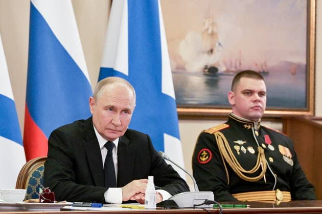 RUSSIA, ST PETERSBURG - JULY 26, 2026: Russia s President Vladimir Putin (L) is seen during a reception for senior officers of the Russian Navy at the Admiralty Building on Russian Navy Day. Alexei Danichev POOL TASS  95490727