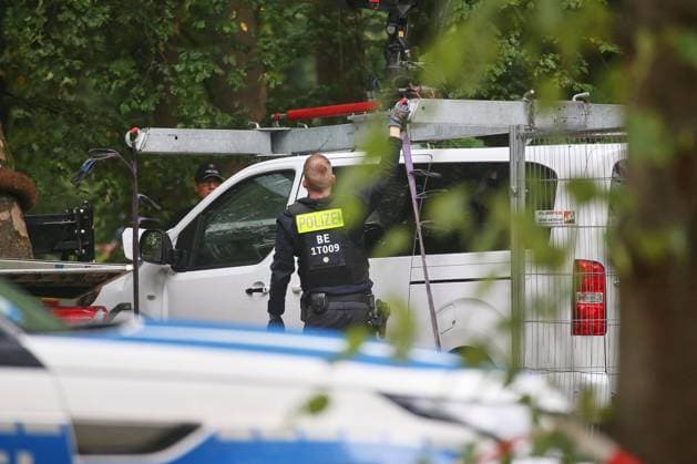 Berlin, Deutschland, 26.07.2026: Auto fährt bei CSD in Menschenmenge: Am nächsten Tag wird das Tatfahrzeug vom Tatort abtransportiert, die Polizei ist weiter vor Ort *** Berlin, Germany, July 26, 2026: Car Plows Into Crowd at CSD. The next day, the vehicle used in the crime is removed from the scene; police remain on the scene. Copyright: xdtsxNachrichtenagenturx dts_128574