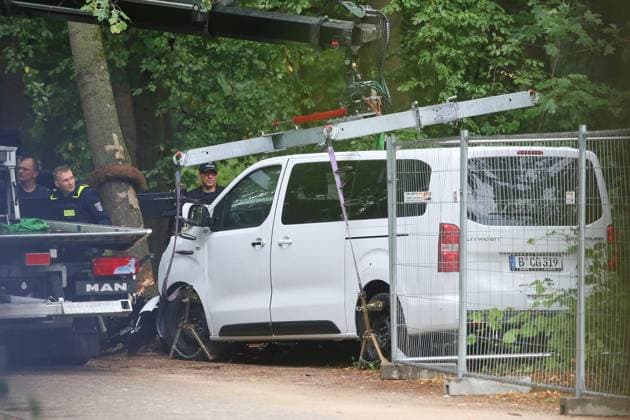 Berlin, Deutschland, 26.07.2026: Auto fährt bei CSD in Menschenmenge: Am nächsten Tag wird das Tatfahrzeug vom Tatort abtransportiert, die Polizei ist weiter vor Ort *** Berlin, Germany, July 26, 2026: Car Plows Into Crowd at CSD. The next day, the vehicle used in the crime is removed from the scene; police remain on the scene. Copyright: xdtsxNachrichtenagenturx dts_128575