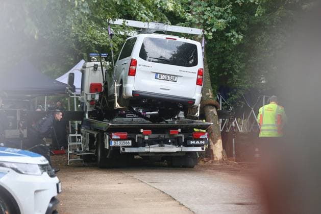 Berlin, Deutschland, 26.07.2026: Auto fährt bei CSD in Menschenmenge: Am nächsten Tag wird das Tatfahrzeug vom Tatort abtransportiert, die Polizei ist weiter vor Ort *** Berlin, Germany, July 26, 2026: Car Plows Into Crowd at CSD. The next day, the vehicle used in the crime is removed from the scene; police remain on the scene. Copyright: xdtsxNachrichtenagenturx dts_128577