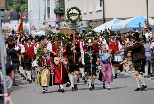 Tutzinger Fischerhochzeit, Tutzing, Umzug, Festumzug am Nachmittag, hier im Bild Trachtenumzug mit dem Schild, Tutzinger Fischerhochzeit *** Tutzing Fishermen s Wedding, Tutzing, Parade, Afternoon Parade; pictured here is the traditional costume parade with the sign, Tutzing Fishermen s Wedding
