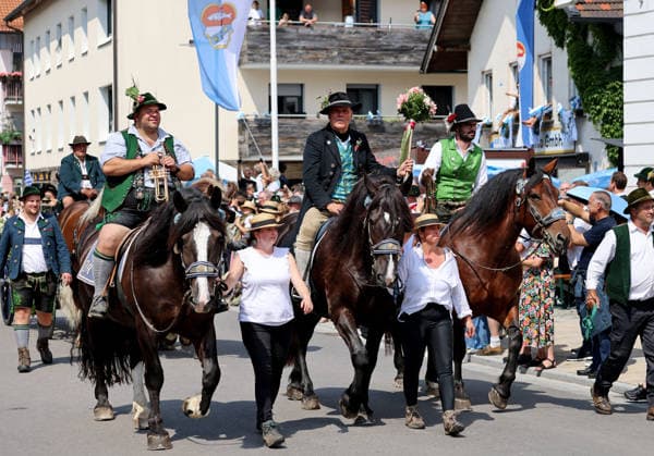 Tutzinger Fischerhochzeit, Tutzing, Umzug, Festumzug am Nachmittag, hier im Bild dreit Reiter, in der Mitte der Hochzeitslader *** Tutzing Fishermen s Wedding, Tutzing, procession, afternoon parade; pictured here are three horsemen, with the wedding announcer in the center