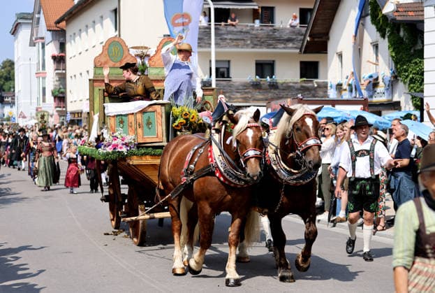 Tutzinger Fischerhochzeit, Tutzing, Umzug, Festumzug am Nachmittag, hier im Bild eine Kutsche mit einem Schlafzimmer, Bett, Ausstand *** Tutzing Fishermen s Wedding, Tutzing, parade, afternoon procession; pictured here is a carriage with a bedroom, a bed, and a dowry