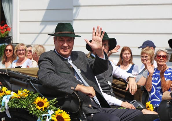 Tutzinger Fischerhochzeit, Tutzing, Umzug, Festumzug am Nachmittag, hier im Bild Markus Söder, Bayerischer Ministerpräsident, winkt, winkend *** Tutzing Fishermen s Wedding, Tutzing, Parade, Afternoon Parade; pictured here is Markus Söder, Minister-President of Bavaria, waving