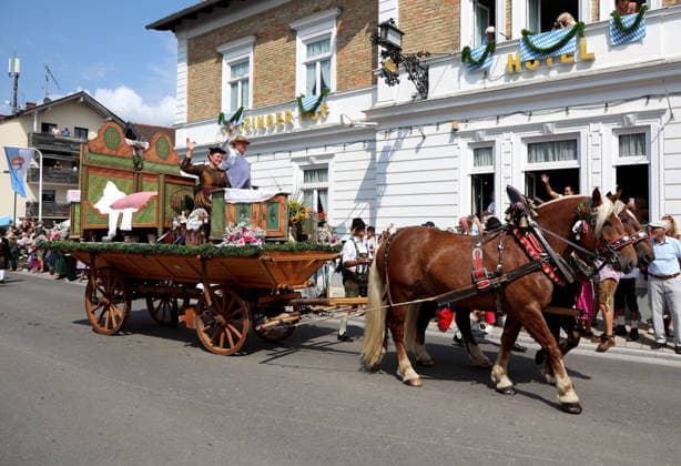 Tutzinger Fischerhochzeit, Tutzing, Umzug, Festumzug am Nachmittag, hier im Bild ein Gespann mit einem Schlafzimmer, Bett, Ausstand *** Tutzing Fishermen s Wedding, Tutzing, Parade, Afternoon Procession; pictured here is a horse-drawn carriage with a bedroom, a bed, and a dowry
