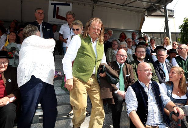 Tutzinger Fischerhochzeit, Tutzing, Umzug, Festumzug am Nachmittag, hier im Bild Leslie Mandoki als Ehrengast, stehend *** Tutzing Fishermen s Wedding, Tutzing, Parade, Afternoon Parade; pictured here is Leslie Mandoki as the guest of honor, standing