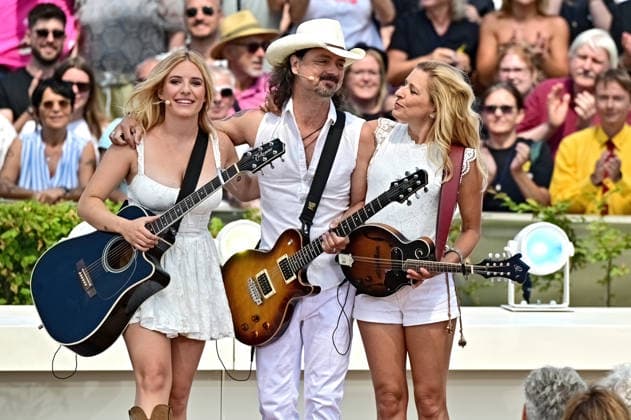 ZDF - Fernsehgarten. Johanna Mross , Lanny Lanner und Stefanie Hertel ( More Than Words ) während der ZDF - Unterhaltungsshow Fernsehgarten am 26.07.2026 in Mainz. 20260726MWI137399 *** ZDF Fernsehgarten: Johanna Mross, Lanny Lanner, and Stefanie Hertel perform More Than Words during the ZDF entertainment show Fernsehgarten on July 26, 2026, in Mainz 20260726MWI137399
