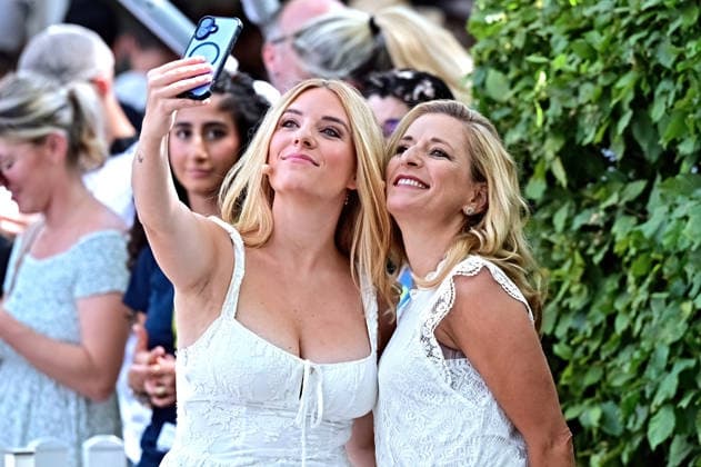 ZDF - Fernsehgarten. Sängerin Johanna Mross und Stefanie Hertel während der ZDF - Unterhaltungsshow Fernsehgarten am 26.07.2026 in Mainz. 20260726MWI137109 *** ZDF Fernsehgarten singers Johanna Mross and Stefanie Hertel during the ZDF entertainment show Fernsehgarten on July 26, 2026, in Mainz 20260726MWI137109