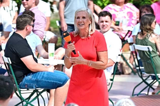 ZDF - Fernsehgarten. Moderatorin Andrea Kiwi Kiewel während der ZDF - Unterhaltungsshow Fernsehgarten am 26.07.2026 in Mainz. 20260726MWI136923 *** ZDF Fernsehgarten host Andrea Kiwi Kiewel during the ZDF entertainment show Fernsehgarten on July 26, 2026, in Mainz 20260726MWI136923