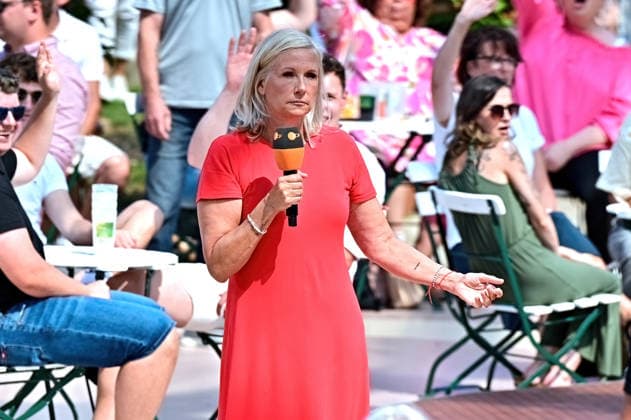 ZDF - Fernsehgarten. Moderatorin Andrea Kiwi Kiewel während der ZDF - Unterhaltungsshow Fernsehgarten am 26.07.2026 in Mainz. 20260726MWI136927 *** ZDF Fernsehgarten host Andrea Kiwi Kiewel during the ZDF entertainment show Fernsehgarten on July 26, 2026, in Mainz 20260726MWI136927
