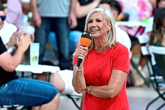 ZDF - Fernsehgarten. Moderatorin Andrea Kiwi Kiewel während der ZDF - Unterhaltungsshow Fernsehgarten am 26.07.2026 in Mainz. 20260726MWI136983 *** ZDF Fernsehgarten host Andrea Kiwi Kiewel during the ZDF entertainment show Fernsehgarten on July 26, 2026, in Mainz 20260726MWI136983