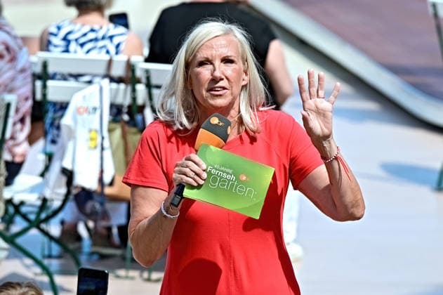 ZDF - Fernsehgarten. Moderatorin Andrea Kiwi Kiewel während der ZDF - Unterhaltungsshow Fernsehgarten am 26.07.2026 in Mainz. 20260726MWI137089 *** ZDF Fernsehgarten host Andrea Kiwi Kiewel during the ZDF entertainment show Fernsehgarten on July 26, 2026, in Mainz 20260726MWI137089